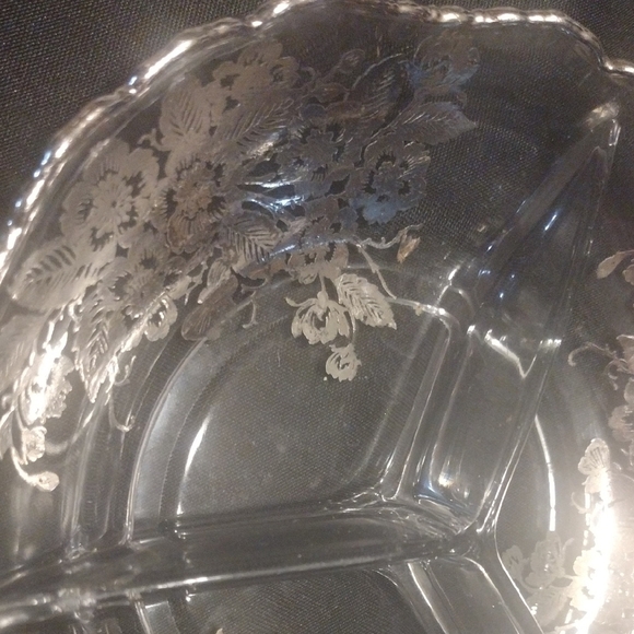 Elegant Clear Glass Divided Serving Bowl - Picture 4 of 5